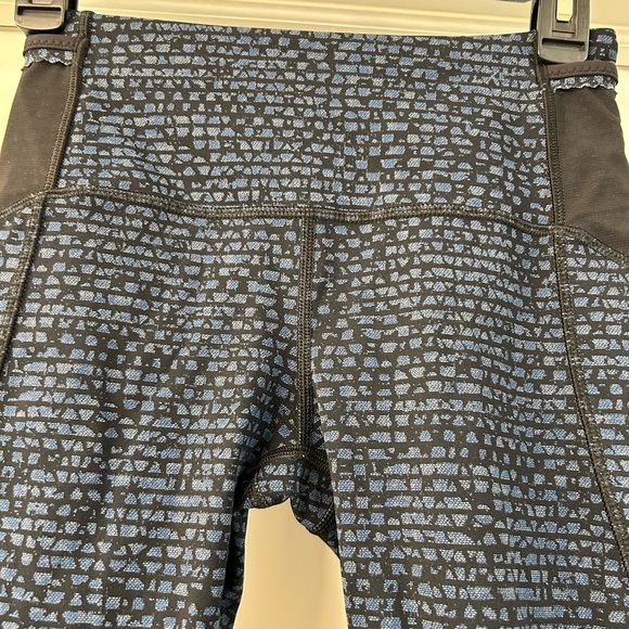 Lululemon Free Runner Crop Legging. Size 4 - Picture 3 of 8